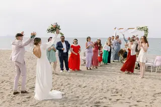 Océane et Kévin, mariés en Grèce, entourés de leurs invités sur la plage