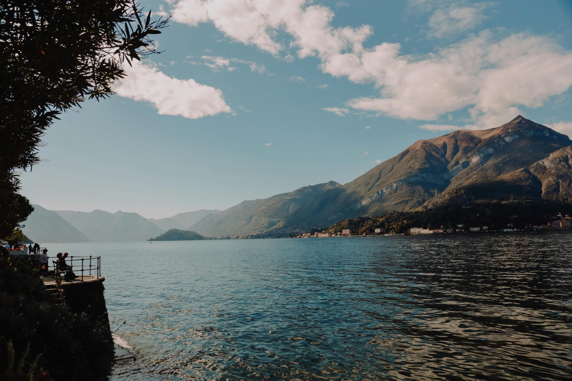 Le lac de Côme en Italie, entouré de montagnes
